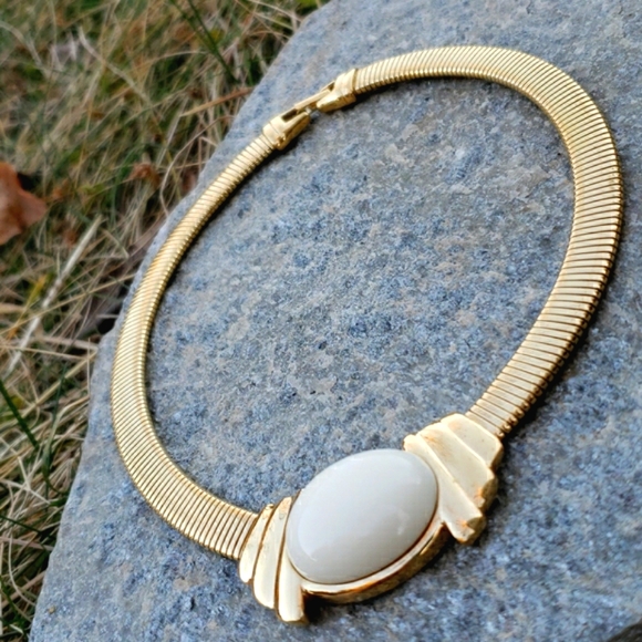 VTG Trifari Egyptian Revival Lucite Cabochon Gold Omega Chain Collar Necklace - Picture 9 of 13